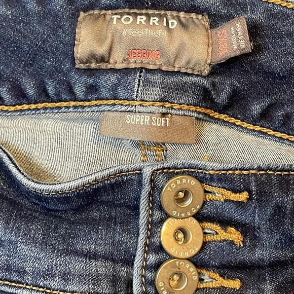 Torrid Dark Wash Feel The Fit Super Soft Distressed Stretch Jegging Size 18XS - Picture 4 of 7